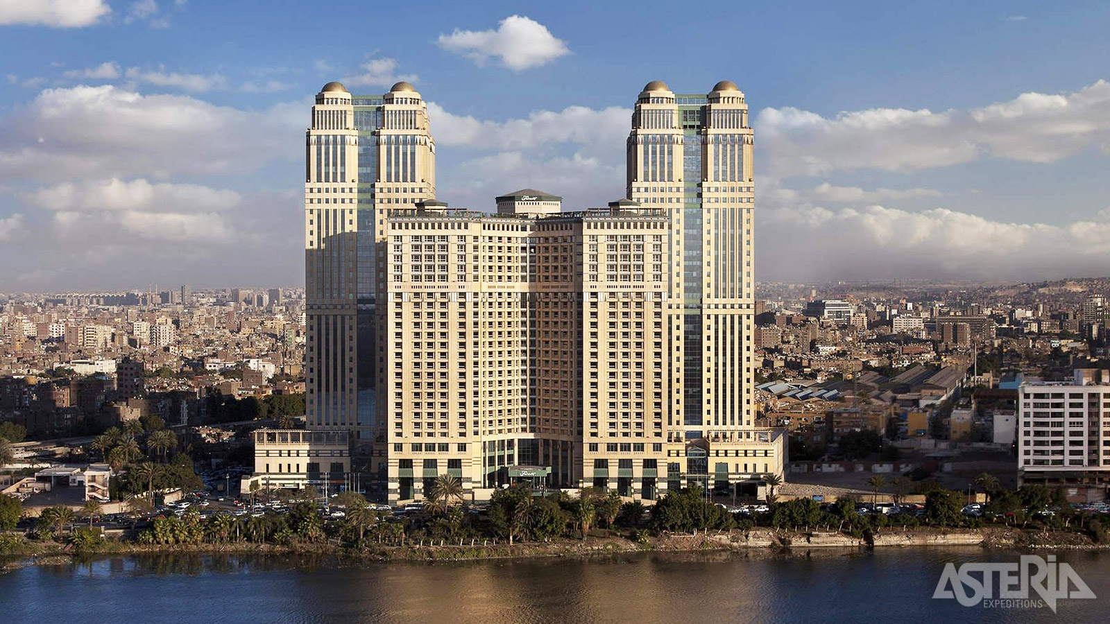 Het Fairmont Nile City Hotel***** is een luxehotel in Caïro, gelegen aan de oever van de Nijl