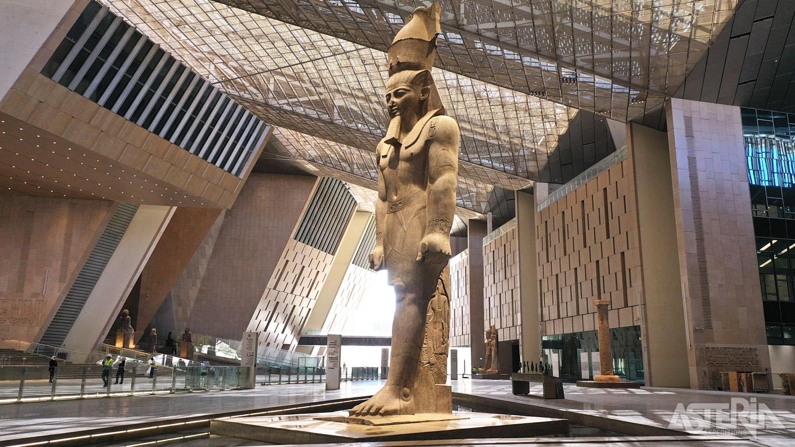 Terwijl je het indrukwekkende atrium binnenwandelt, verwelkomt een 11m hoog standbeeld van farao Ramses II je op impressionante manier