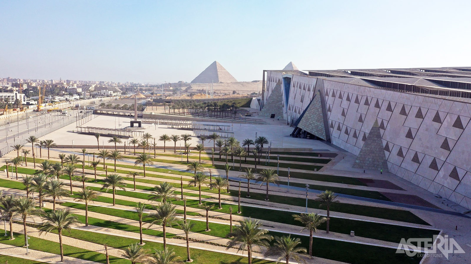 Aan de rand van Caïro, vlakbij de piramides van Gizeh, staat een indrukwekkend bouwwerk: het nieuwe Grand Egyptian Museum