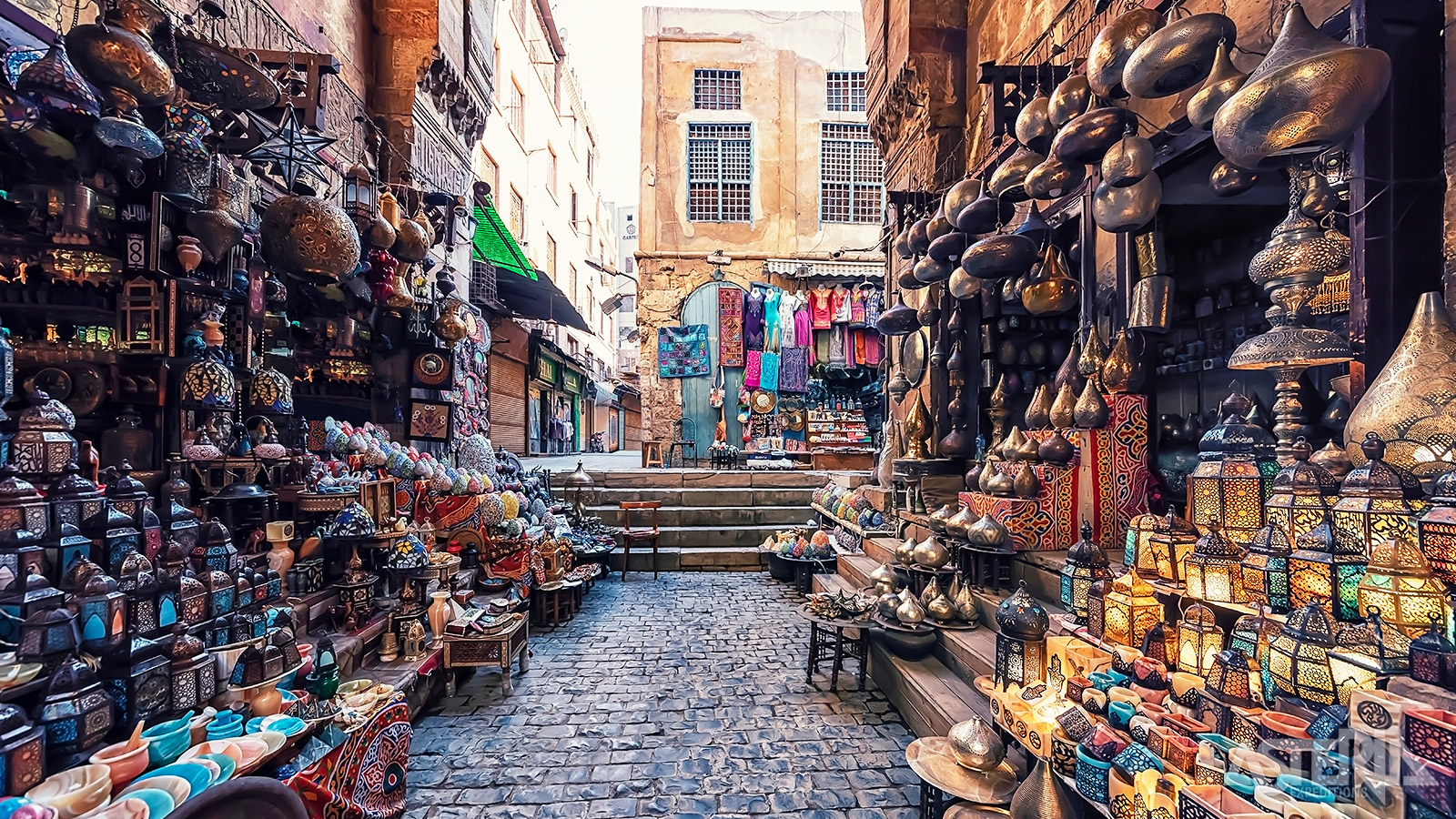 De kleurrijke soek Khan El Khalili, volgepakt met de geuren van kruiden en het gelach van verkopers