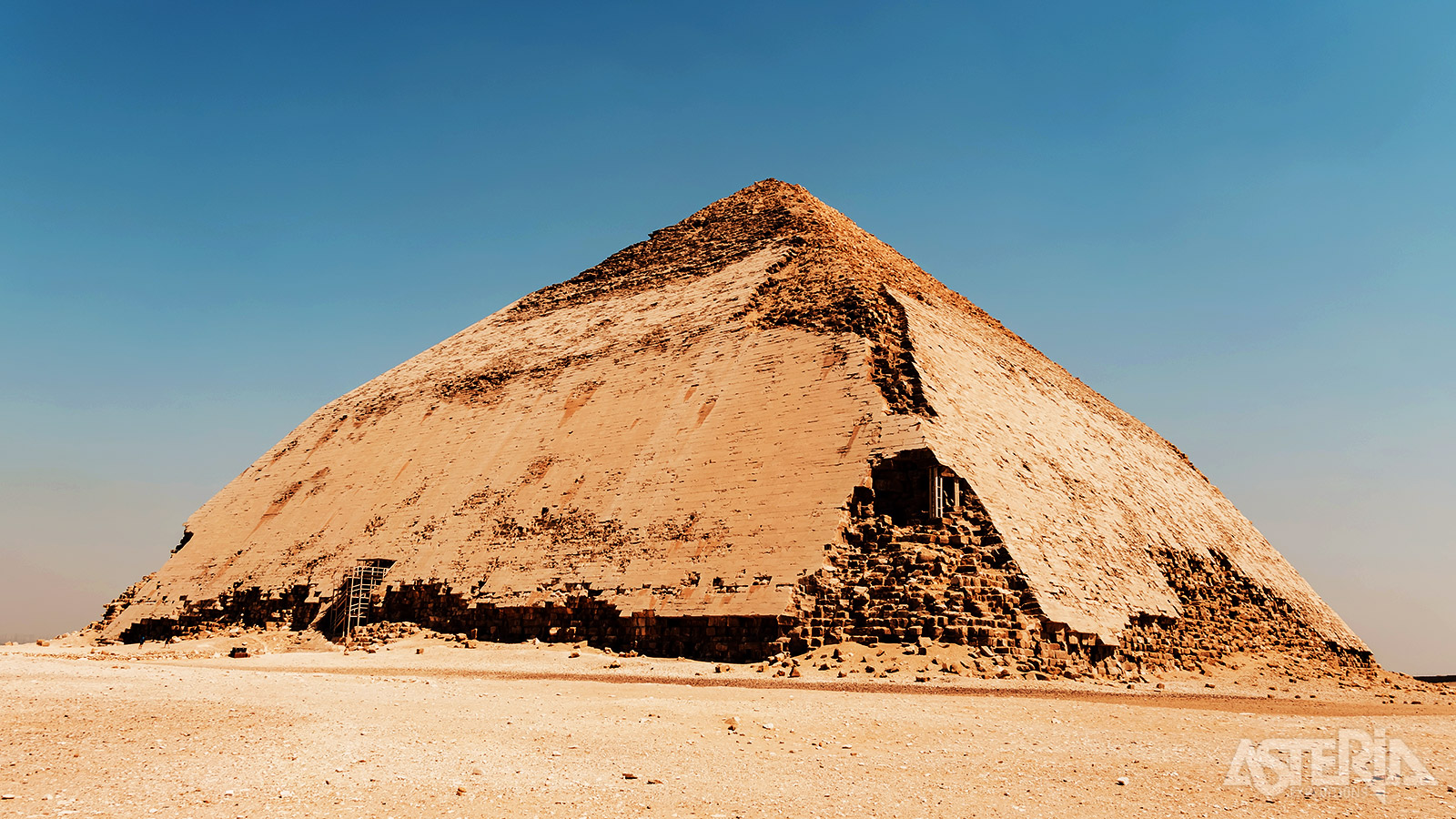De knikpiramide van Snofroe van Dasjoer was de eerste ’echte’ piramide van Egypte