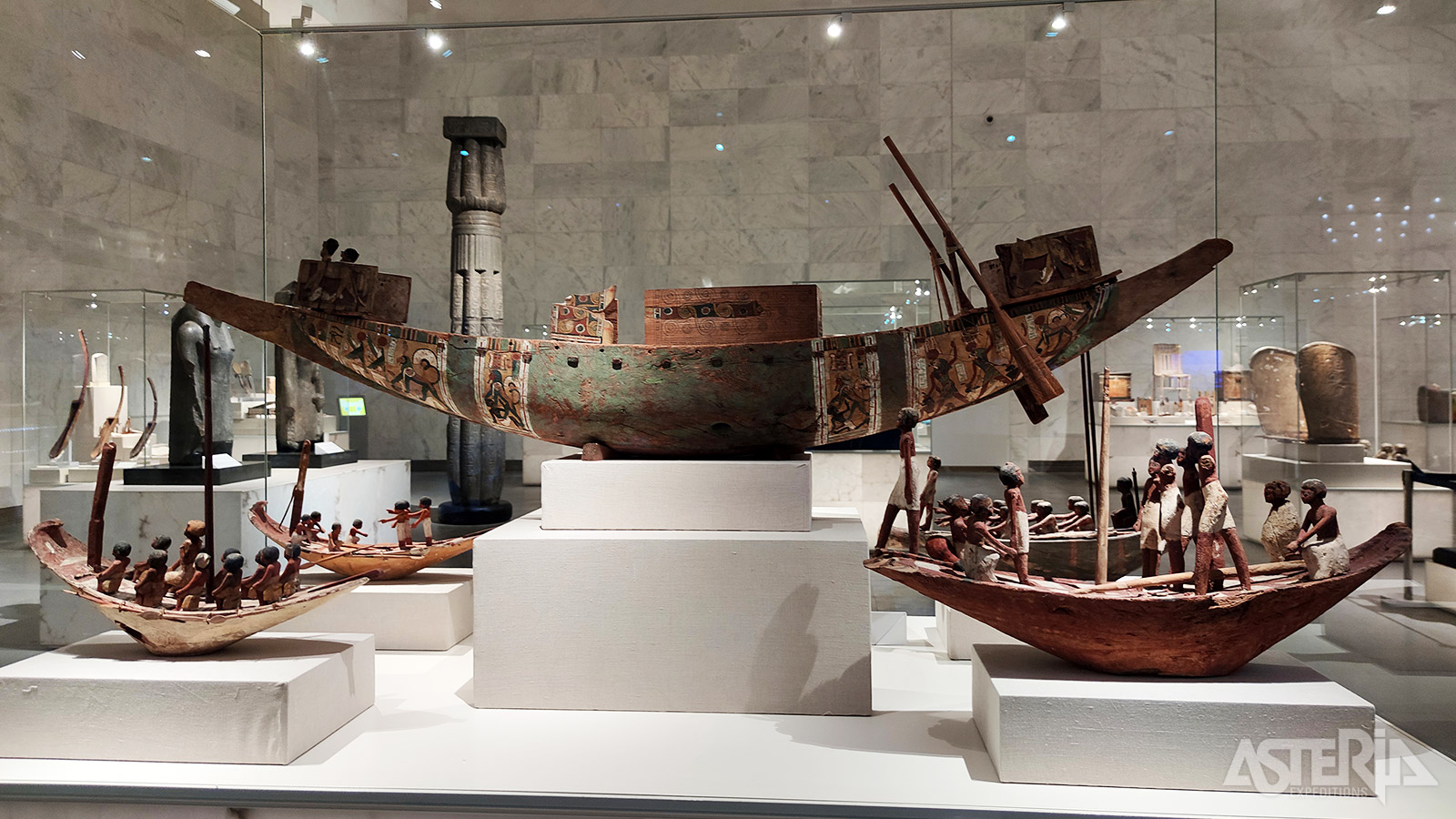 Het Nationaal Museum van de Egyptische Beschaving is georganiseerd rond thema’s in plaats van een chronologische volgorde, wat een uniek perspectief biedt