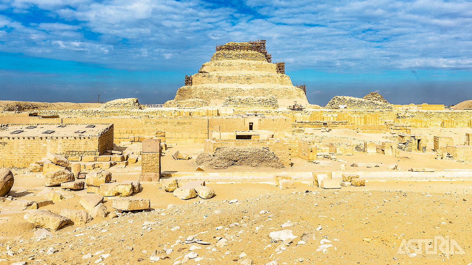De Piramide van Djoser, gelegen in Saqqara, wordt beschouwd als het oudste monumentale bouwwerk van natuursteen ter wereld