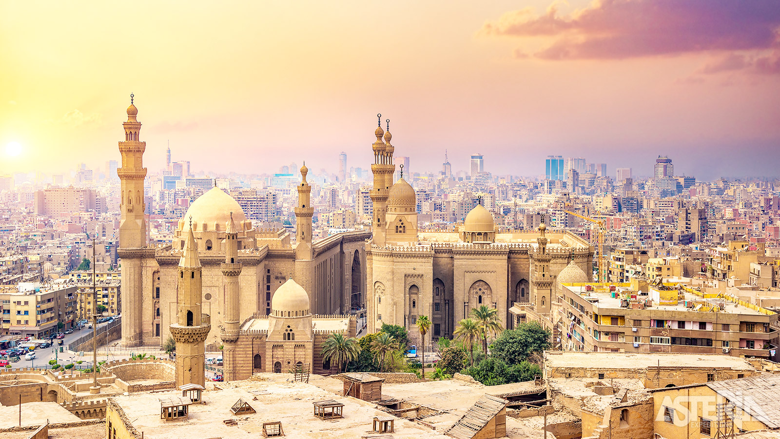 De Sultan Hassan Moskee in Caïro is een monumentale moskee en madrasa uit de 14de eeuw