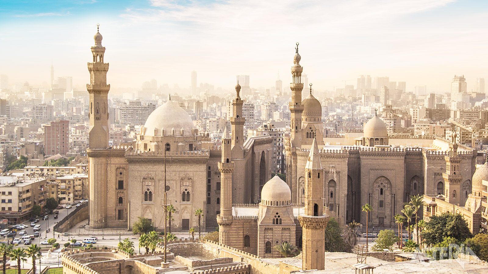 De Sultan Hassan Moskee in Caïro is een monumentale moskee en madrasa (school) uit de 14de eeuw