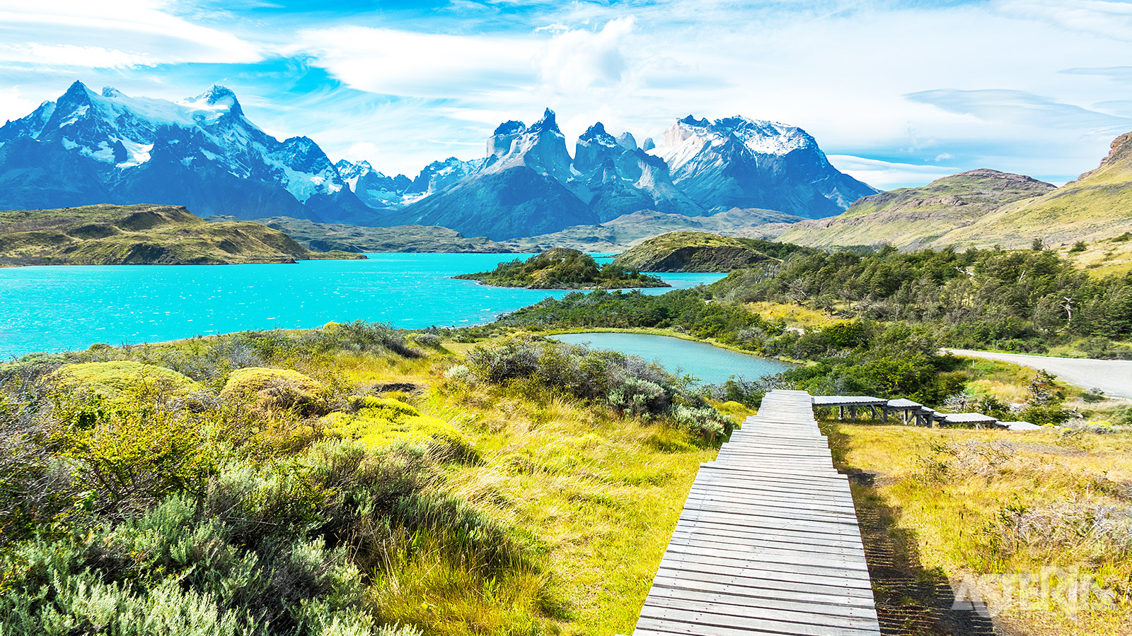 Torres del Paine wordt gezien als één van de mooiste natuurparken ter wereld, bekend voor zijn met sneeuw bedekte bergtoppen, uitgestrekte vlaktes en azuurblauwe meren