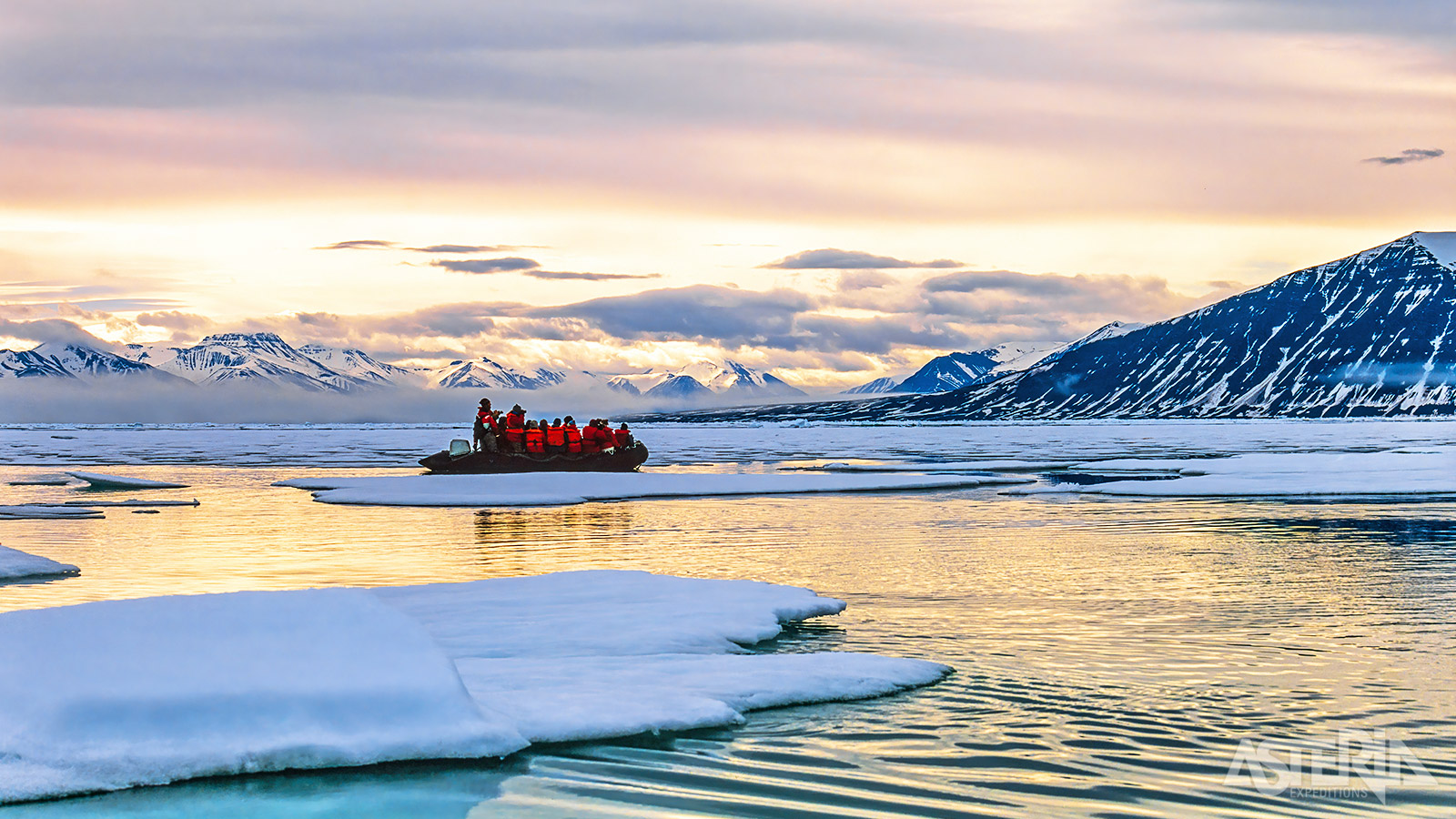 De middernachtzon op Spitsbergen zorgt voor 24 uur daglicht, waarbij de zon niet onder de horizon zakt