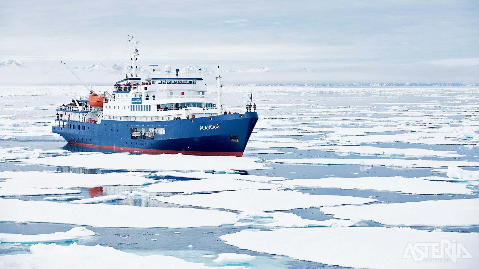 Ten noorden van Nordaustlandet bereikt de MV Plancius het meest noordelijke punt van de reis