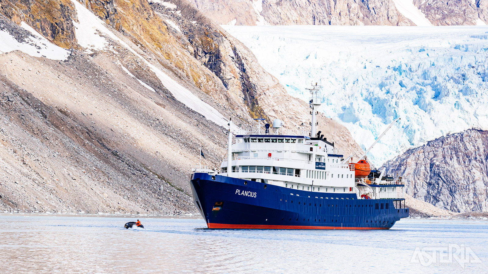 De MV Plancius is uitgerust met 10 zodiacs en 2 gangways aan stuurboordzijde voor vlotte toegang