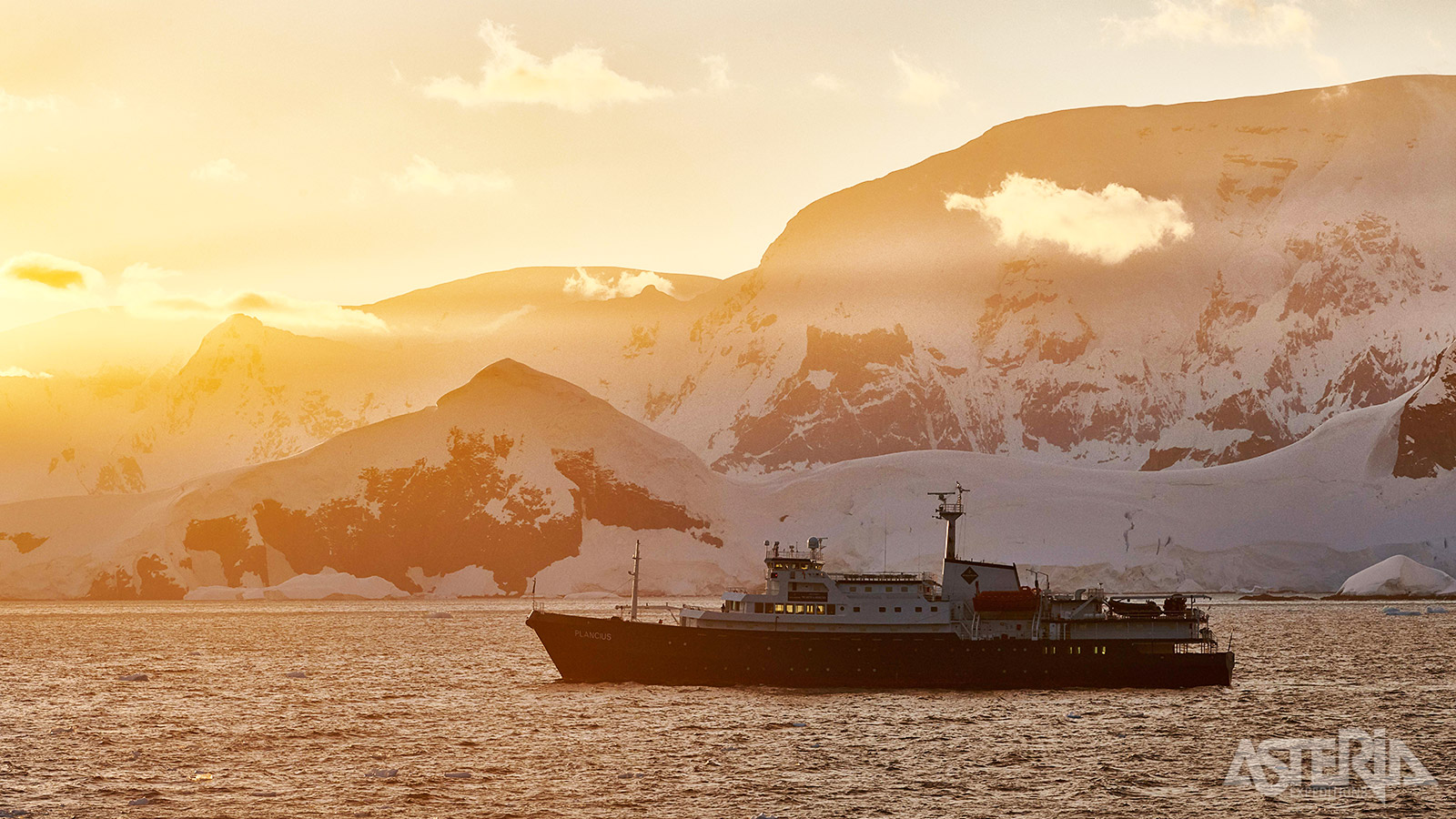 De MV Plancius biedt ruimte aan 108 in 50 kajuiten