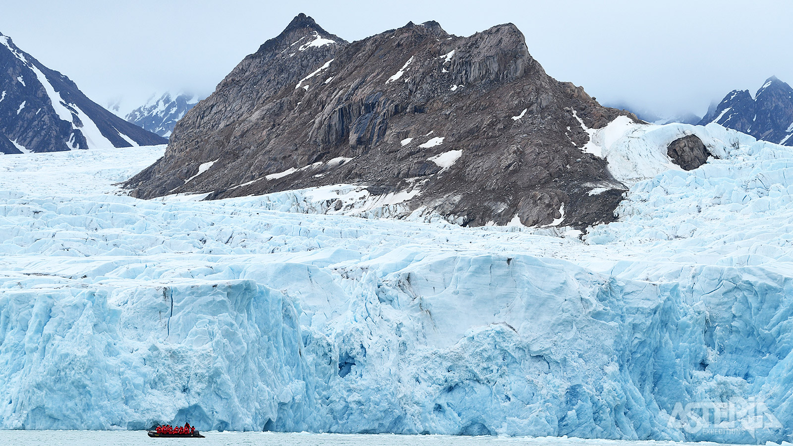 Vaar in een zodiac door prachtige fjorden, langs enorme gletsjers en grillige ijsbergen