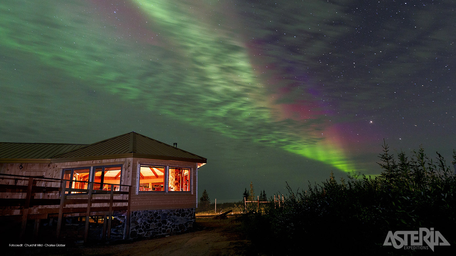 De Kaska Coast heeft meer dan 300 nachten per jaar poollichtactiviteit, waardoor het één van de beste plekken ter wereld is om het noorderlicht te zien en fotograferen