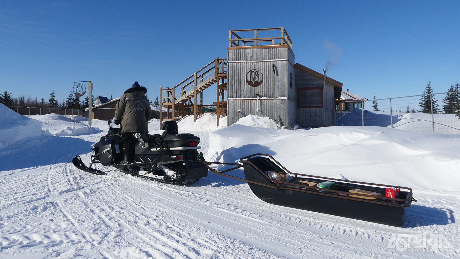 Om grotere afstanden af te leggen wordt er gebruik gemaakt van sneeuwscooters