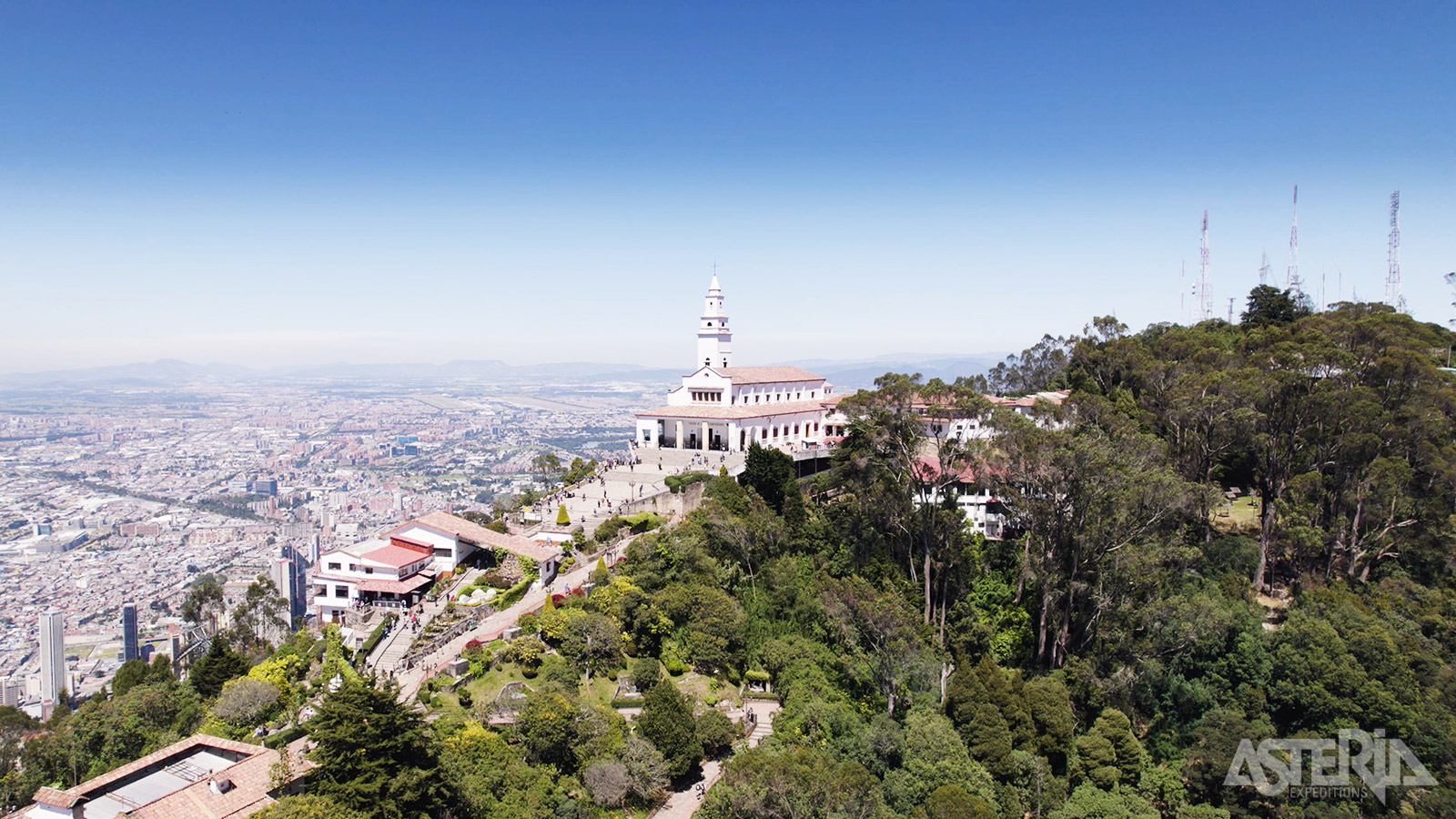 De witgekalkte basiliek: de Santuario del Señor Caído de Monserrate kijkt uit over Bogotá