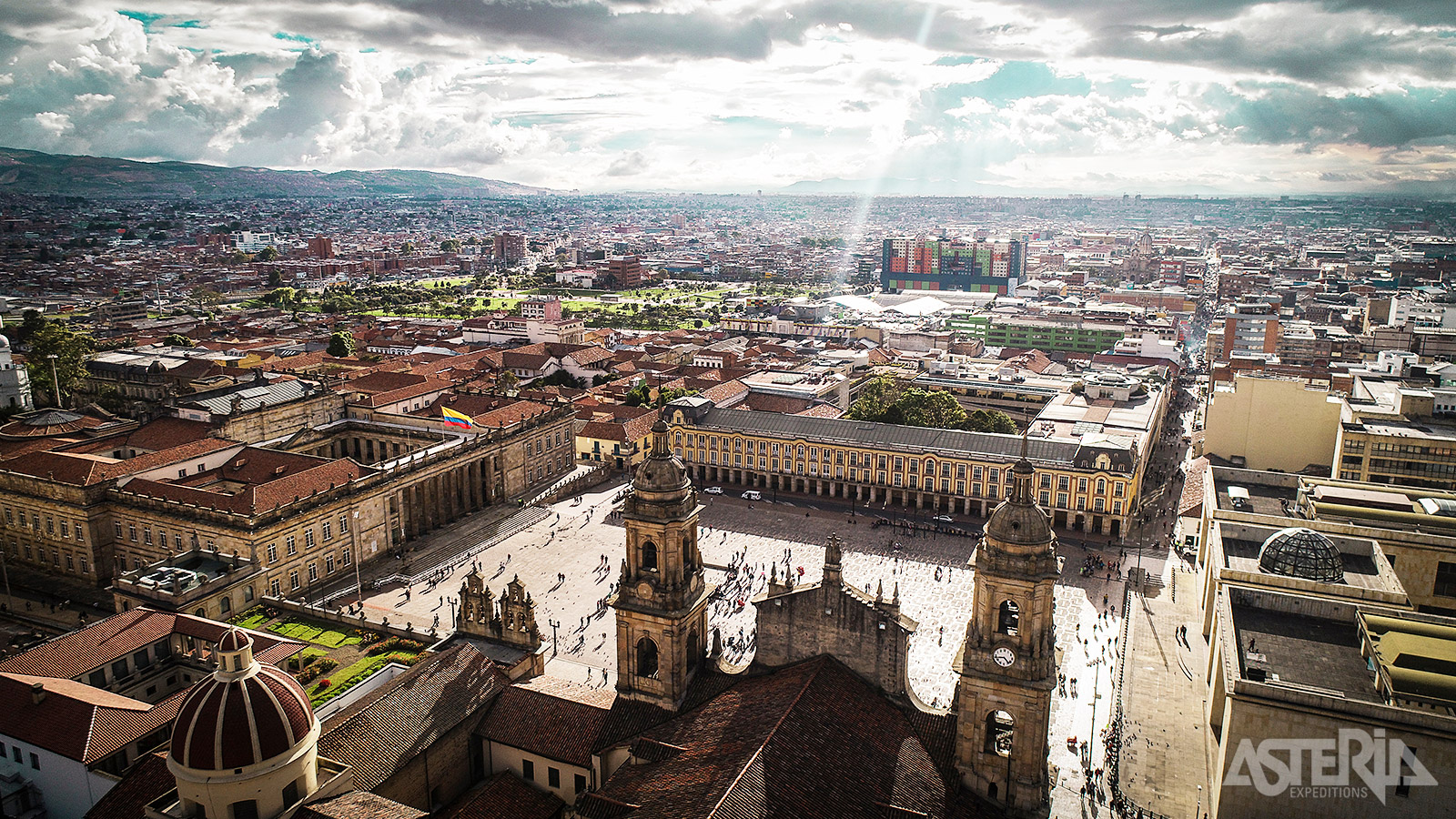Plaza de Bolívar is het kloppende centrum van Bogotá: een symbool van vrijheid en nationaliteit, omringd door politieke en religieuze gebouwen