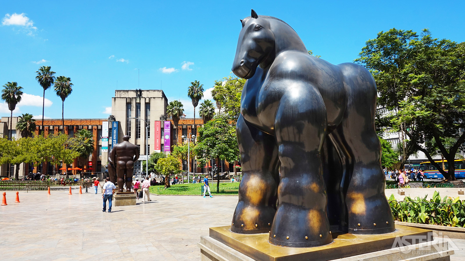 De typische sculpturen op het Plaza Botero in Medellín worden gekenmerkt door overdreven, ronde vormen