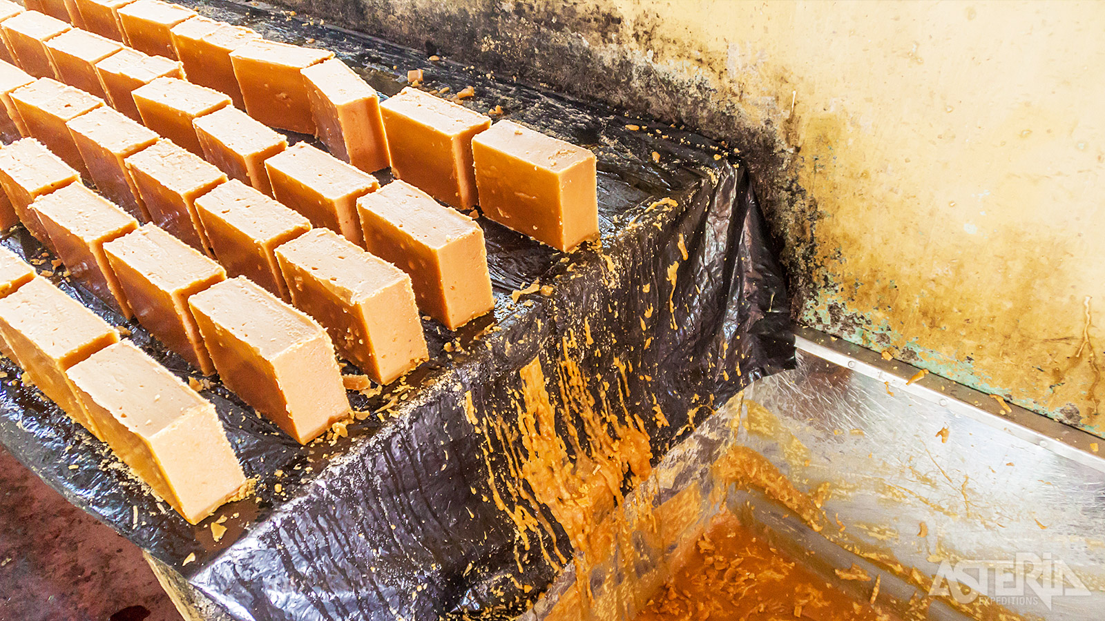 In tegenstelling tot geraffineerde suiker ondergaat panela nauwelijks bewerking, waardoor het zijn natuurlijke kleur en smaak behoudt