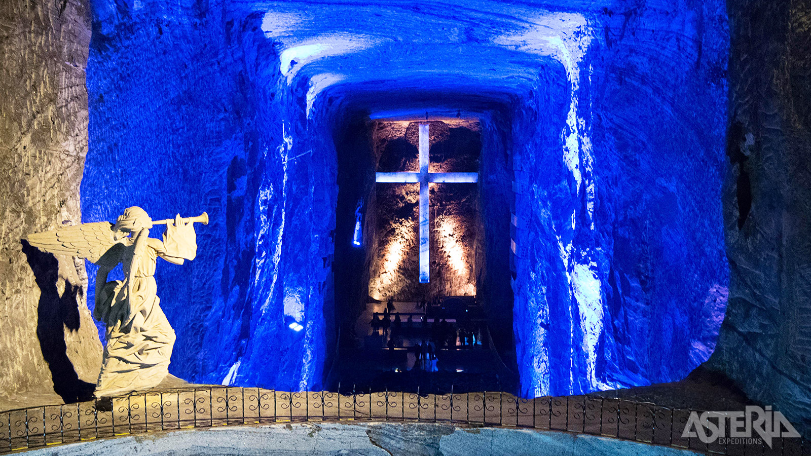 De zoutkathedraal van Zipaquirá is een ondergrondse romaans-katholieke kerk uitgehouwen in zout op 180 m diepte
