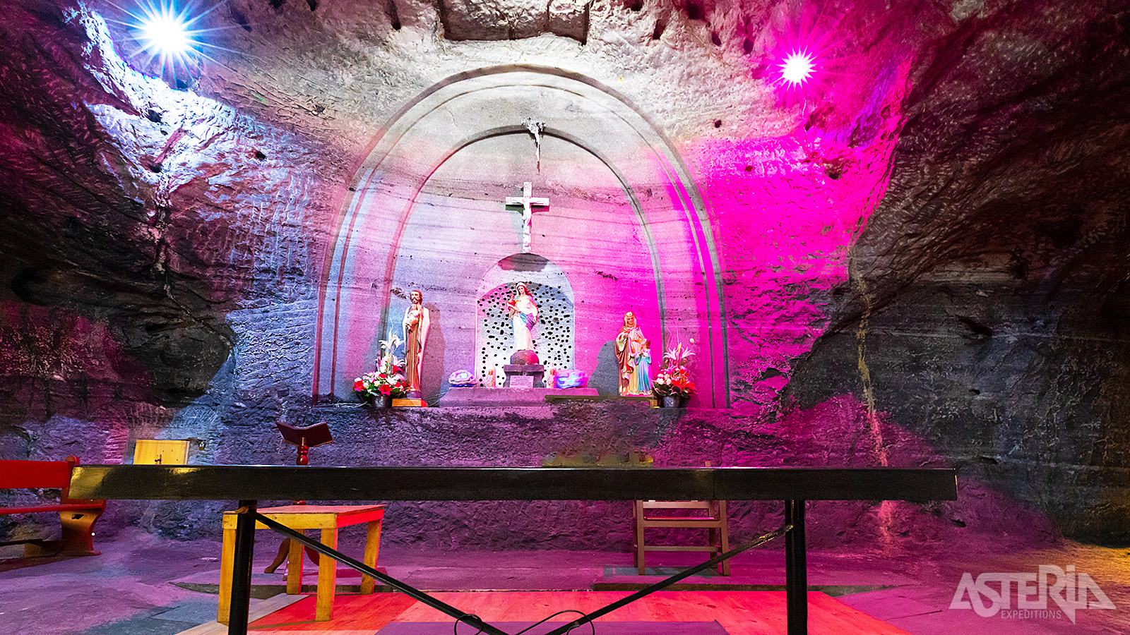 De zoutkathedraal van Zipaquirá is een ondergrondse romaans-katholieke kerk uitgehouwen in zout op 180m diepte