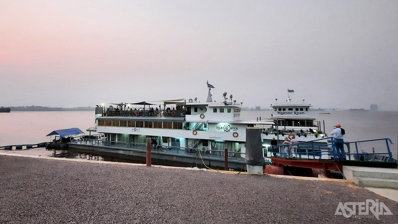 Geniet van de rust en de openheid van de machtige Congo-rivier tijdens een diner op de ’Majestic River’