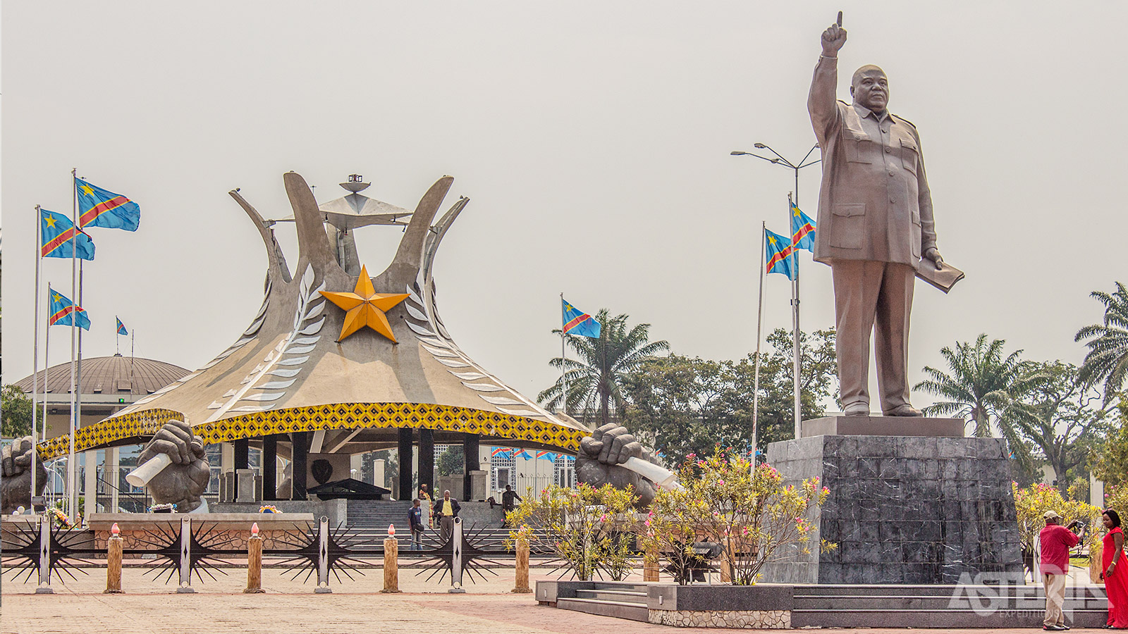 Op het Troonplein voor het Palais de la Nation vind je het mausoleum van de in 1997 vermoorde president Laurent-Désiré Kabila