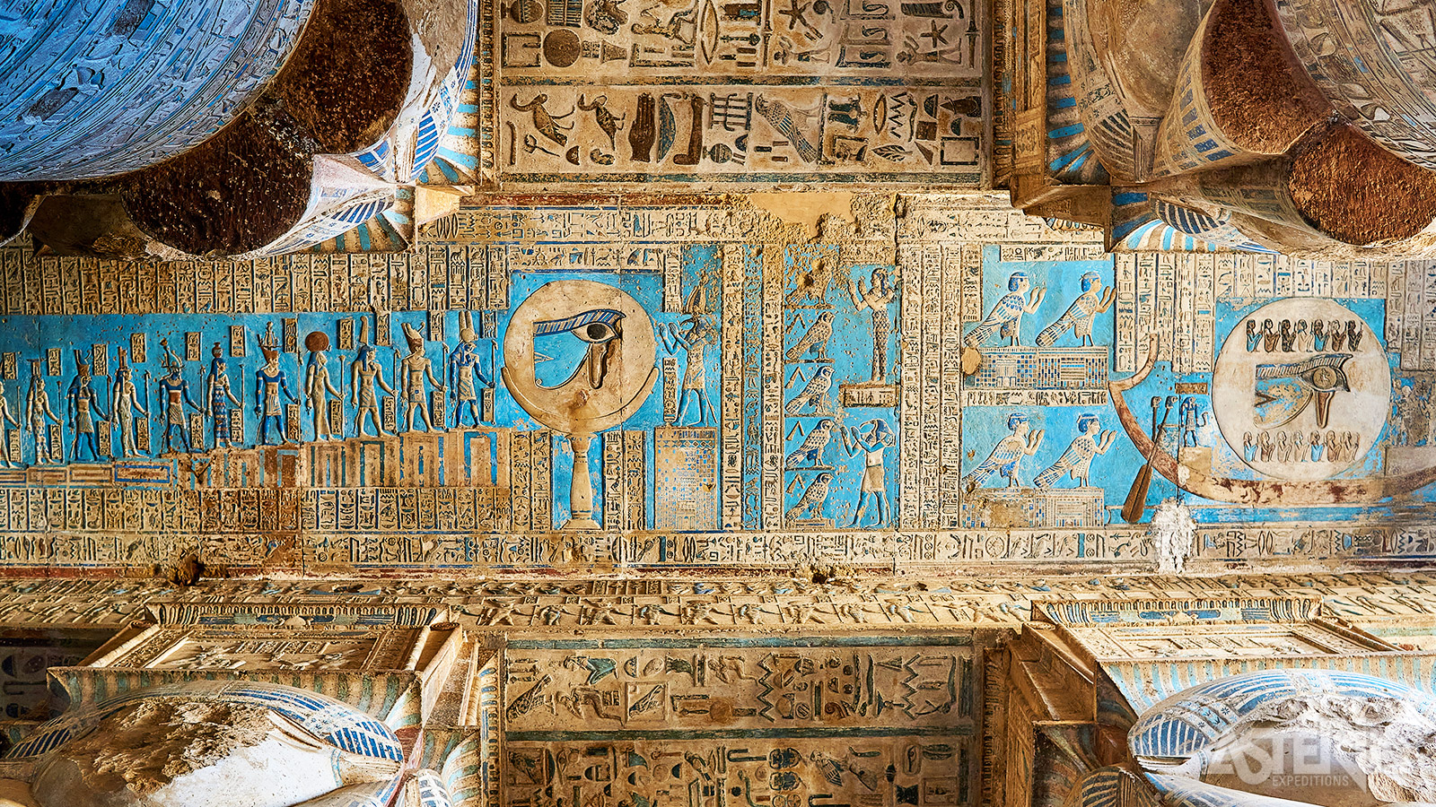 Het plafond van de hypostylezaal van de tempel van Dendera, bevat nog steeds zijn originele kleuren - uitzonderlijk na meer dan 2.000 jaar
