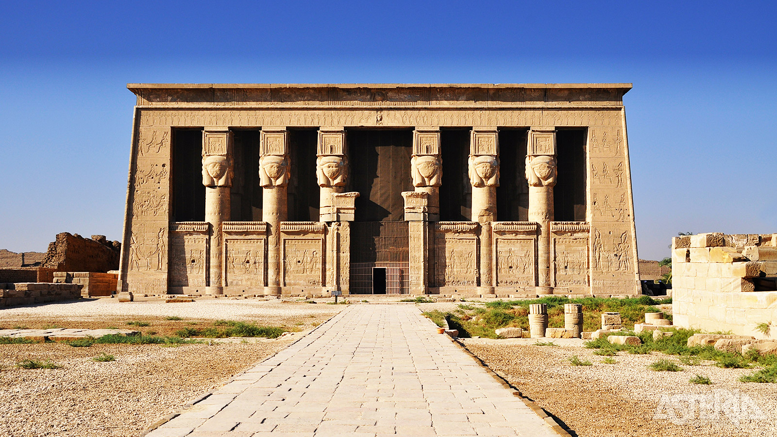 Het tempelcomplex van Dendera was het heiligdom van Hathor en ook van Isis, en dateert grotendeels uit de Ptolemaeïsche periode
