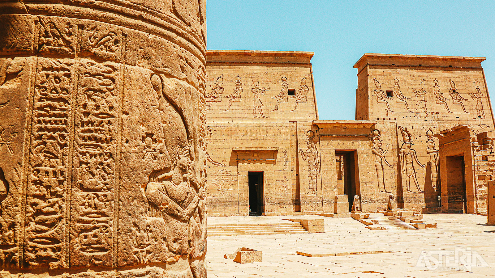 Edfu is een prachtig voorbeeld van Egyptische religieuze architectuur en symboliek