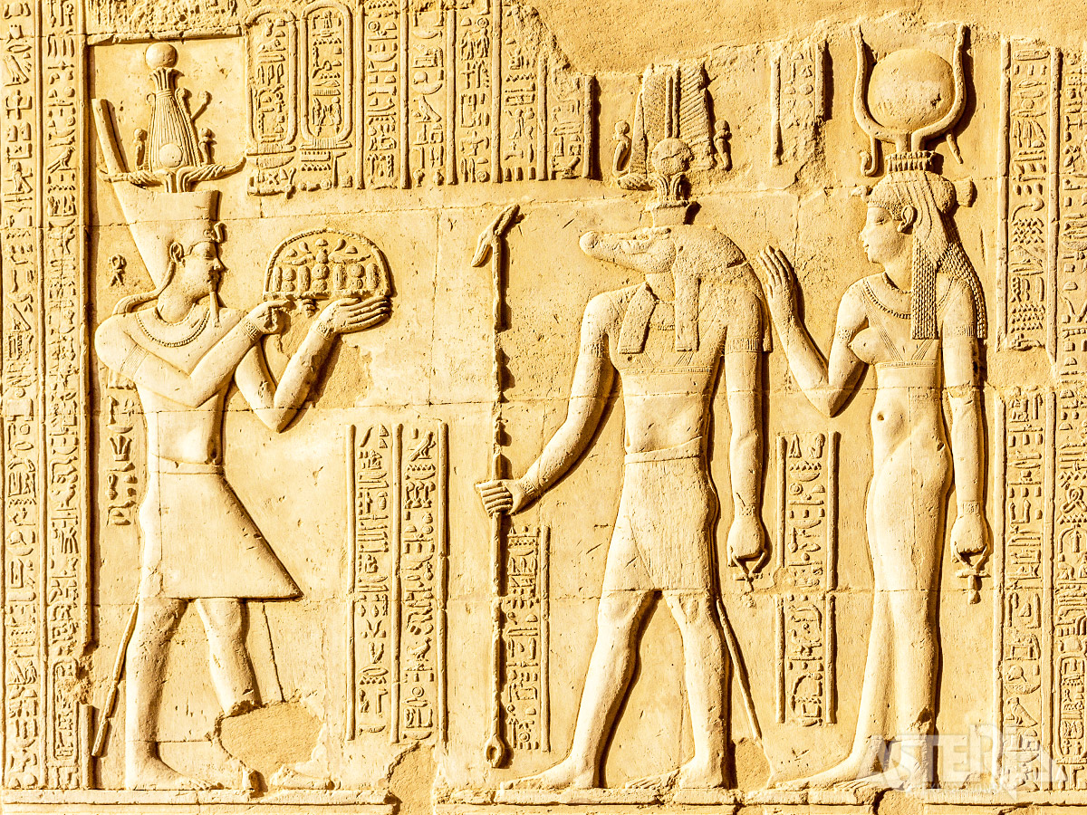 De tempel van Kom Ombo is symmetrisch gebouwd en gewijd aan de goden Sobek en Haroeris