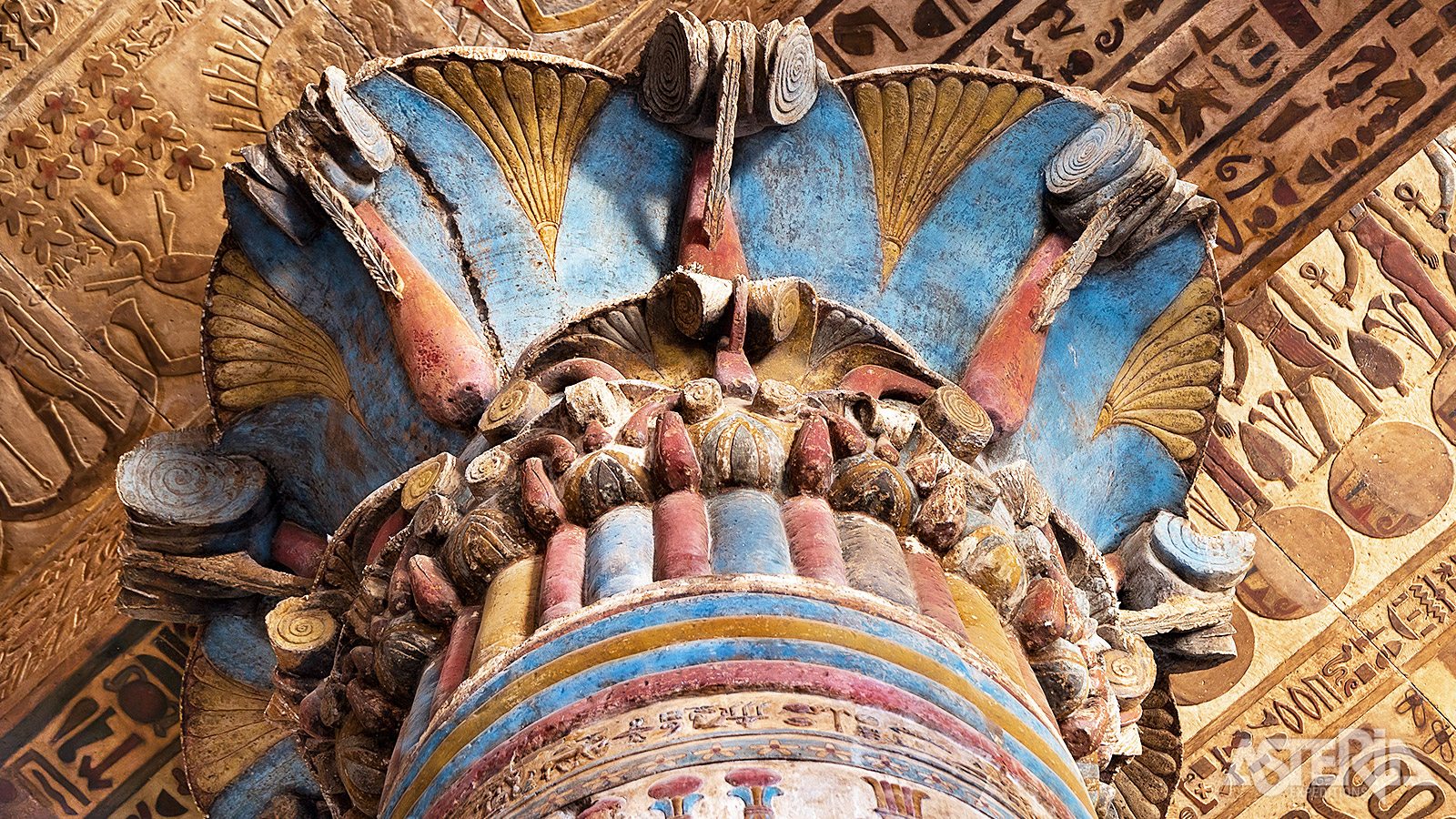 Bewonder de prachtig bewaarde zuilenhal van de tempel van Khnum, rijk versierd met kleurrijke reliëfs en hiërogliefen.