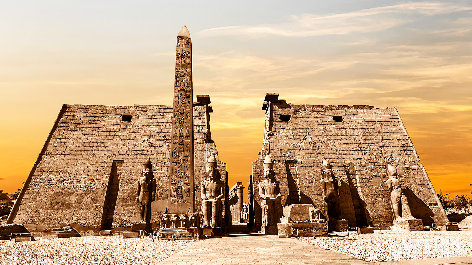 Bij het vallen van de avond onthult de tempel van Luxor zijn magie: een uitzonderlijke plek waar de glorie van het oude Egypte tot leven komt.