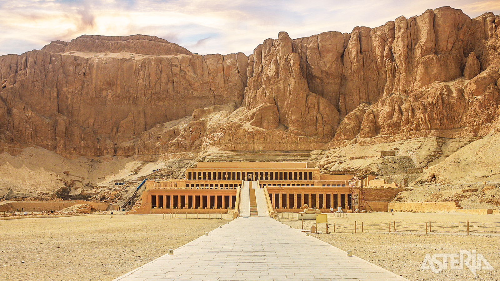 De tempel van Hatsjepsoet is een architectonisch meesterwerk, gebouwd ter ere van één van de machtigste vrouwelijke farao’s van Egypte