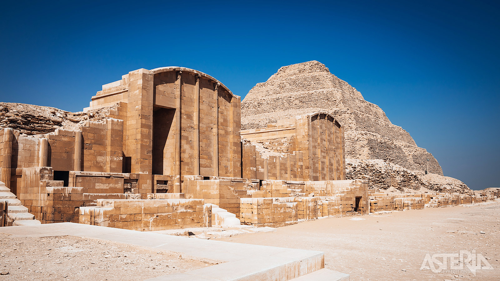 Sakkara is beroemd als de plaats waar de eerste stenen piramide werd gebouwd: de trappenpiramide van Djoser