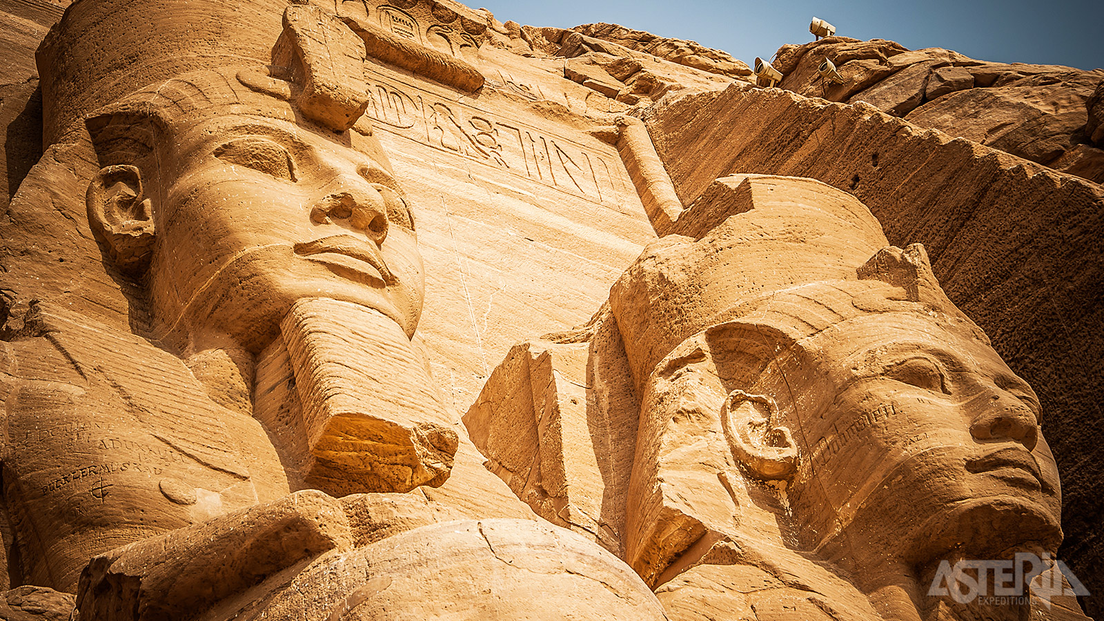 De tempels van Abu Simbel werden uit een berg gehouwen in opdracht van Ramses II om zichzelf en koningin Nefertari te eren