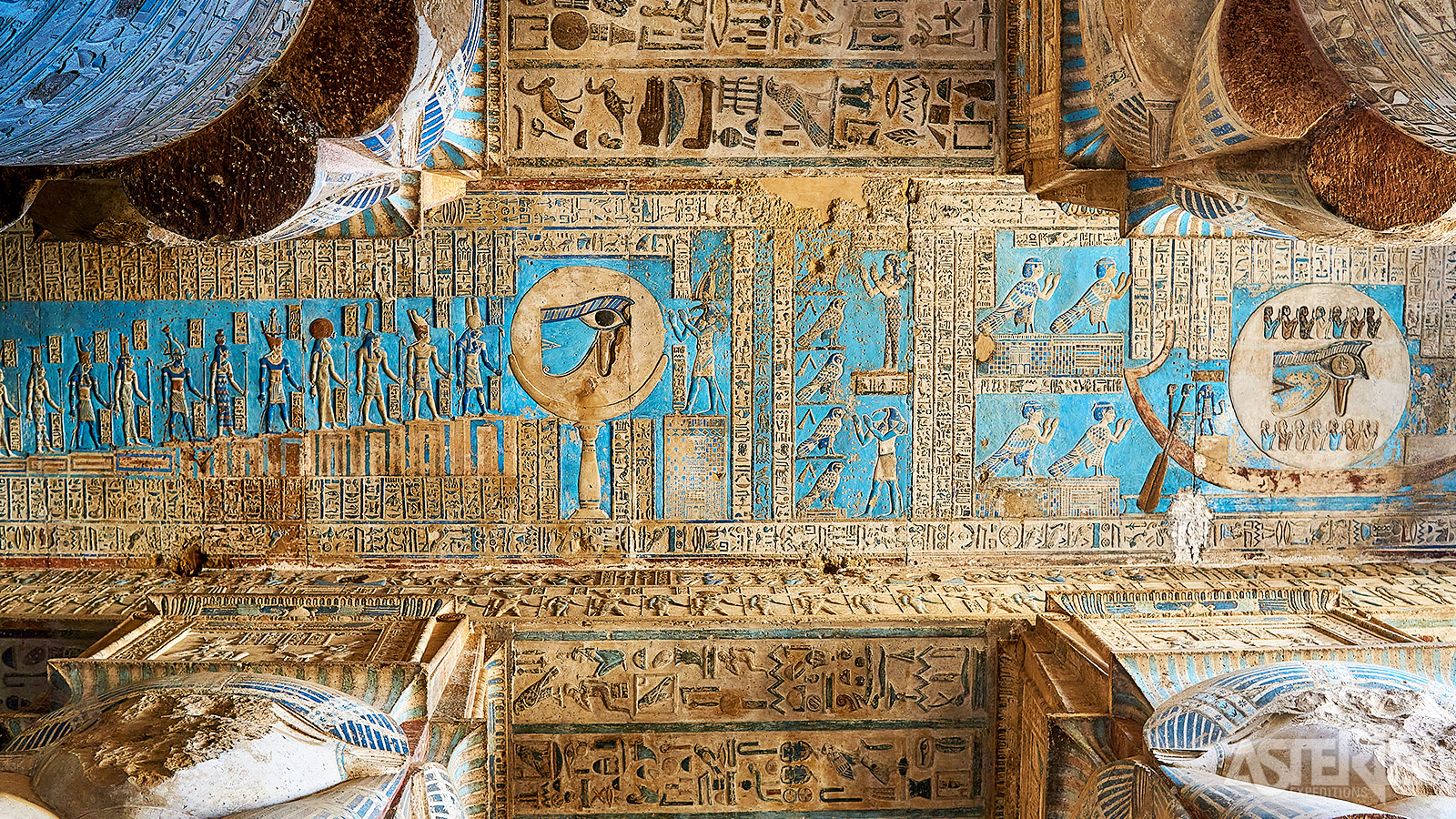 Denderah staat bekend om zijn monumentale Hathor-zuilen, kleurrijke reliëfs en indrukwekkende astronomische voorstellingen