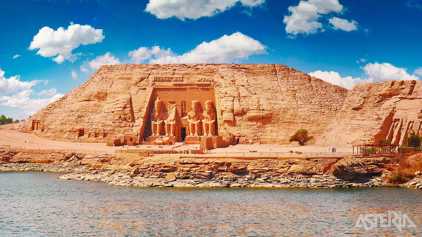 Abu Simbel bestaat uit 2 tempels die niet, zoals de meeste tempels gebouwd werden met losse stenen, maar direct uit een rotswand werden uitgehouwen