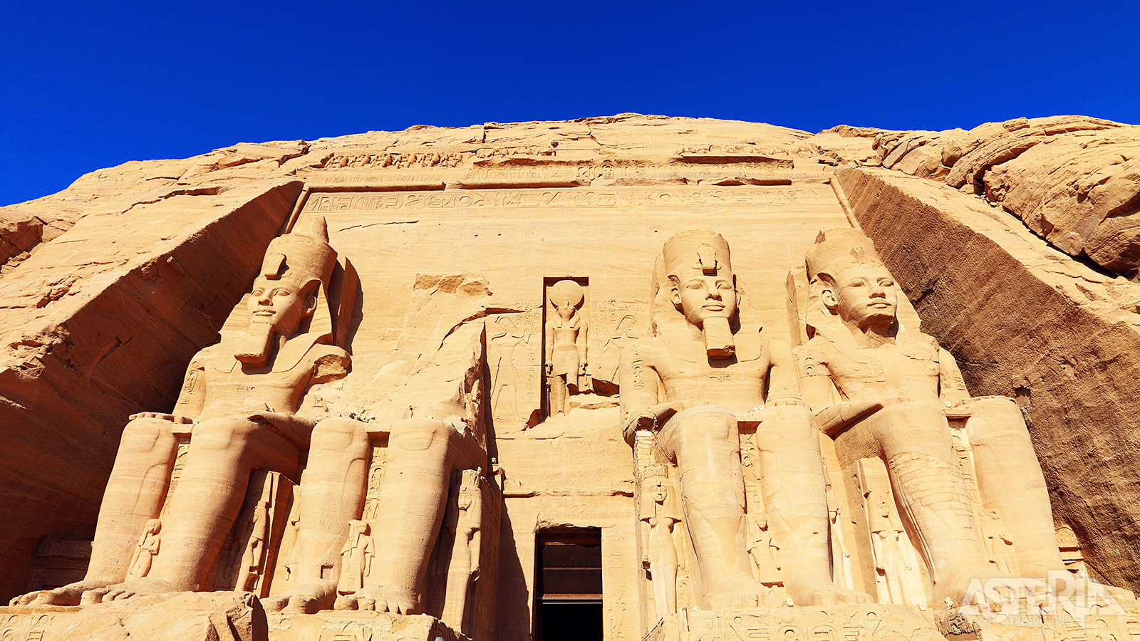 De grote tempel, ter ere van Ramses II gebouwd, wordt bewaakt door 4 zittende beelden van 22m hoog van de farao zelf