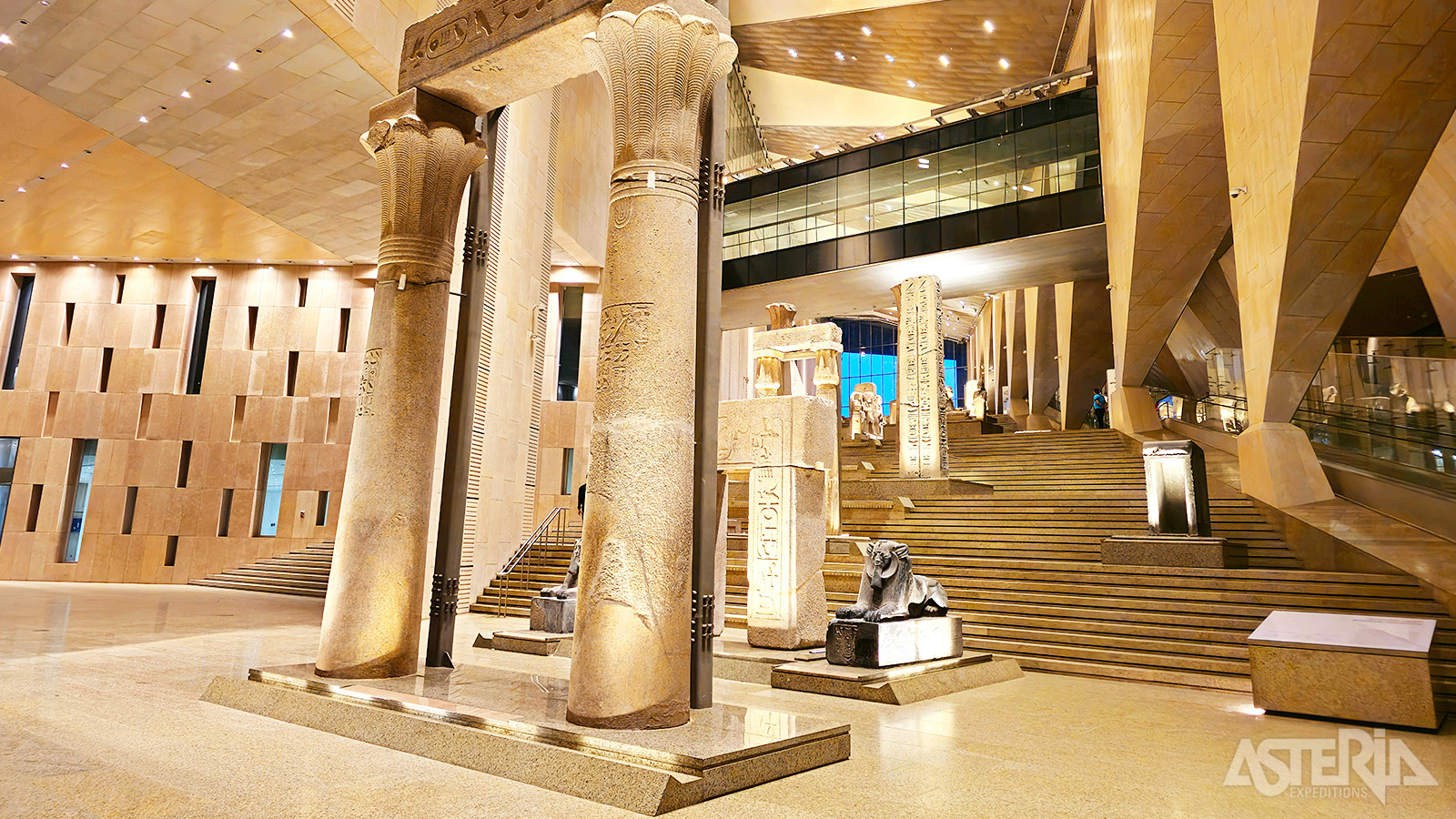 Het Grand Egyptian Museum is het grootste archeologische museum ter wereld, volledig gewijd aan de beschaving van het oude Egypte