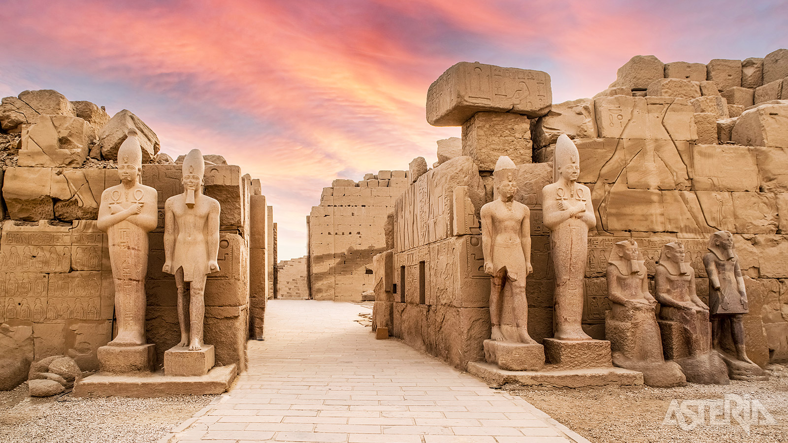 De Tempel van Karnak omvat een oppervlakte van 123ha en bestaat uit talrijke bijkapellen, pylonen en hoven