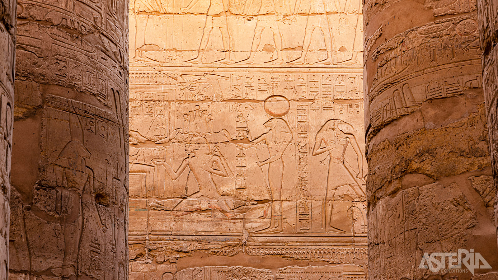 Eindeloze muren vol Egyptische hiërogliefen, symbolen en tekens in de Tempel van Karnak