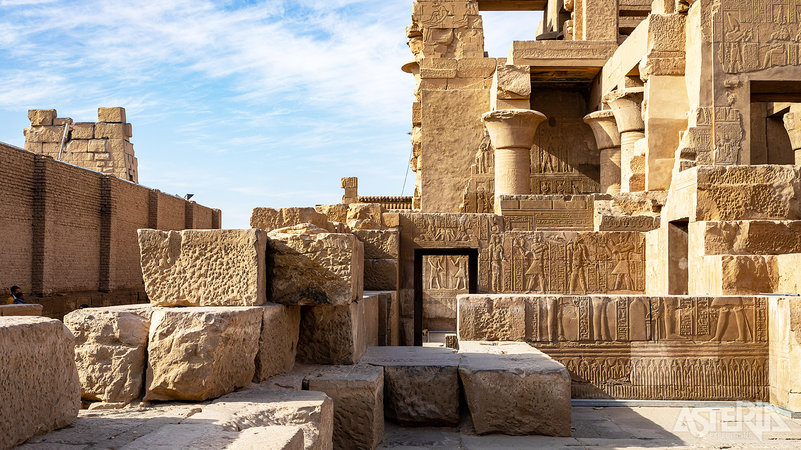 De Tempel van Kom Ombo is gewijd aan twee goden; de valkengod Horus en de krokodillengod Sobek