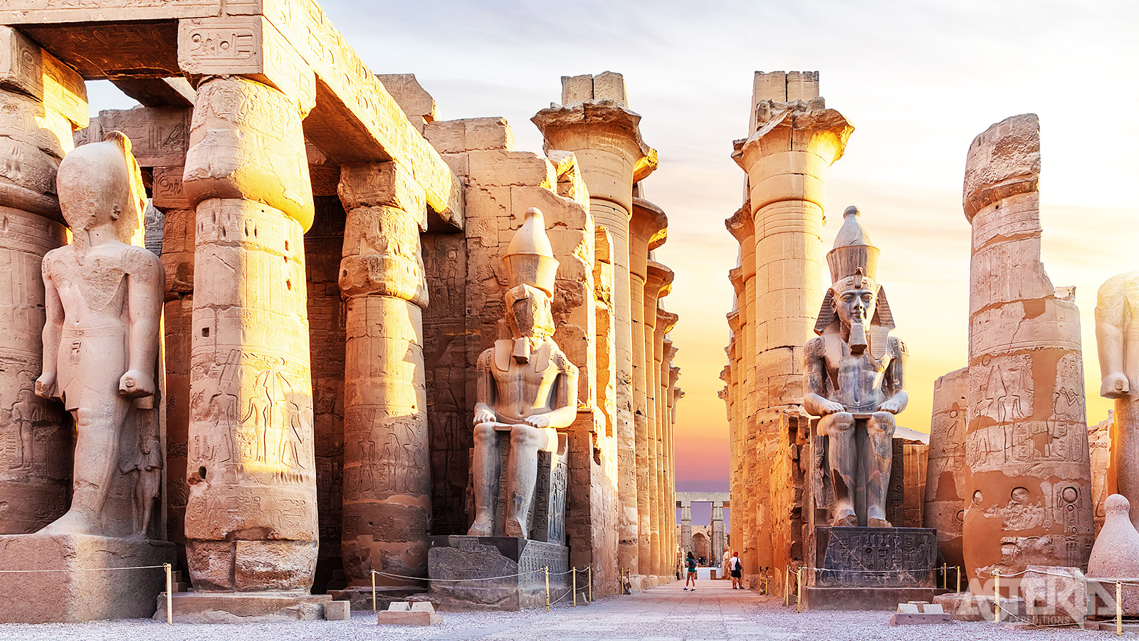 De Luxortempel is één van de belangrijkste tempels uit het Oude Egypte en staat in Luxor, het vroegere Thebe