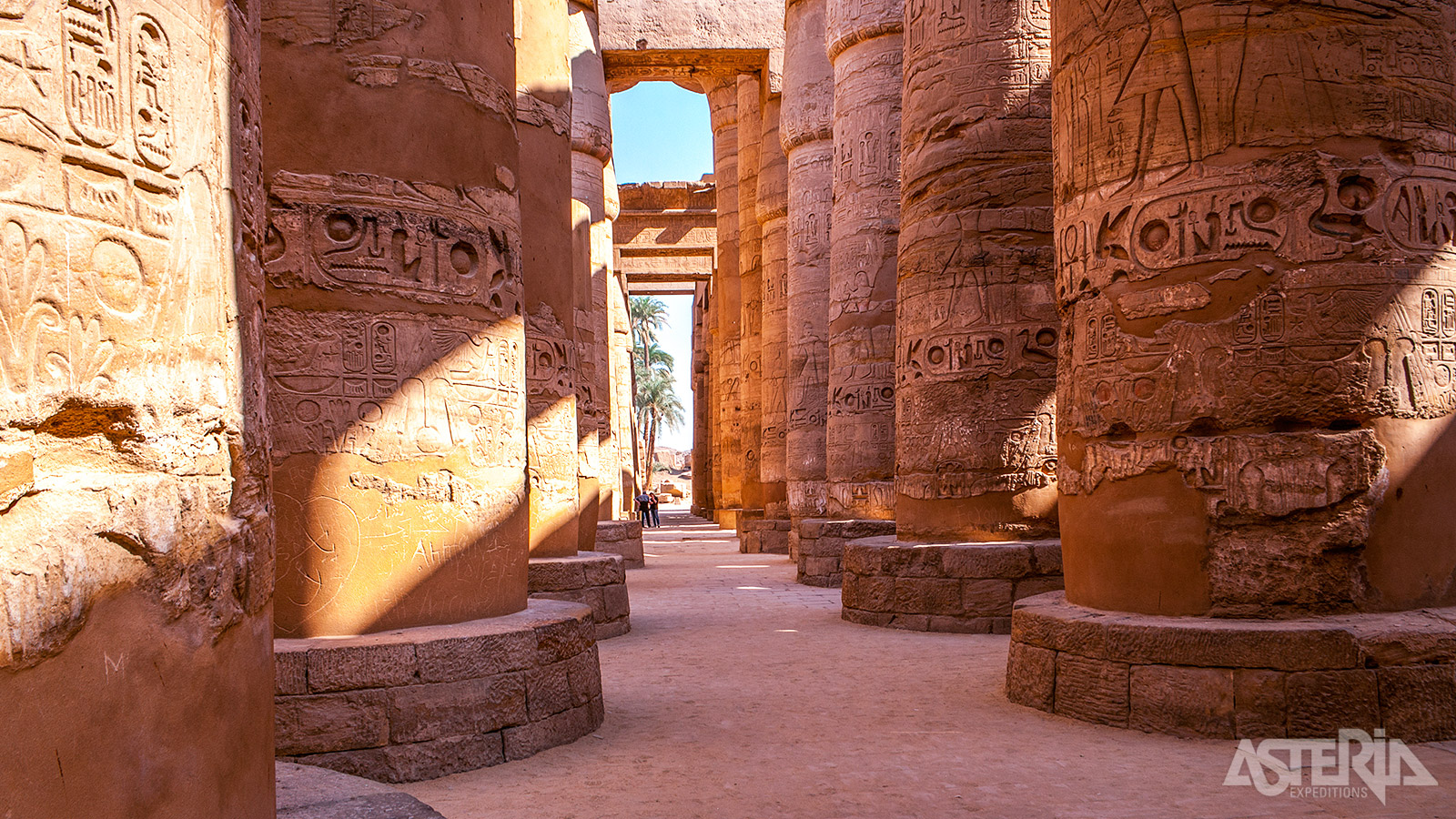 De grote zuilenzaal of hypostyle zaal is één van de meest indrukwekkende delen van Karnak met een oppervlakte van 53 x 103 m