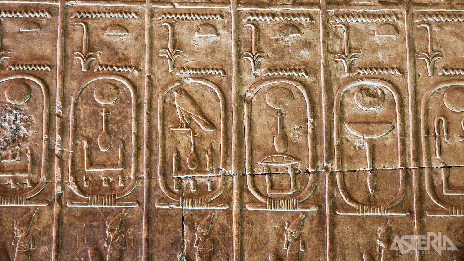 In de tempel van Abydos bevindt zich een lijst van de 76 faraos die elkaar opvolgden, van de mythische Menes tot Seti