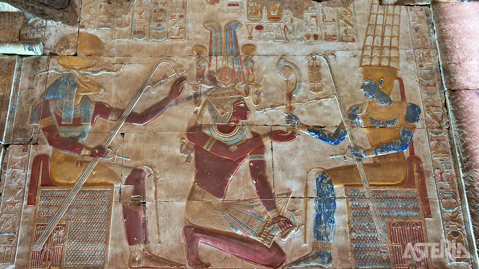 De galerij van de koningen bevat een van de schatten van Egypte: Seti brengt een offer aan de koningen