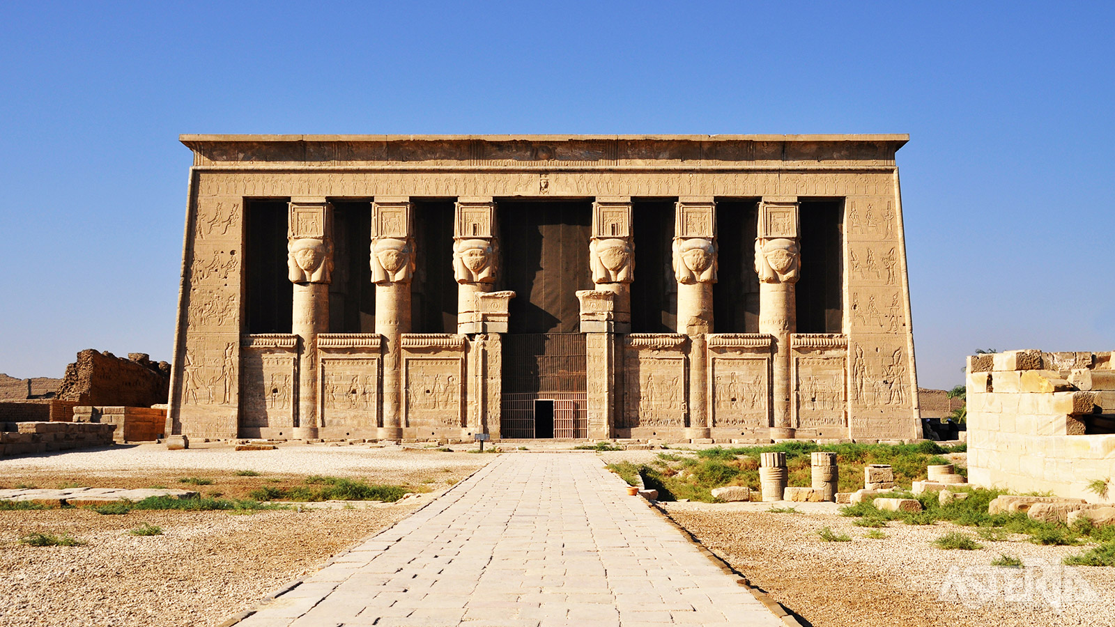 Het tempelcomplex van Dendera was het heiligdom van Hathor en ook van Isis, en dateert grotendeels uit de Ptolemaesche periode