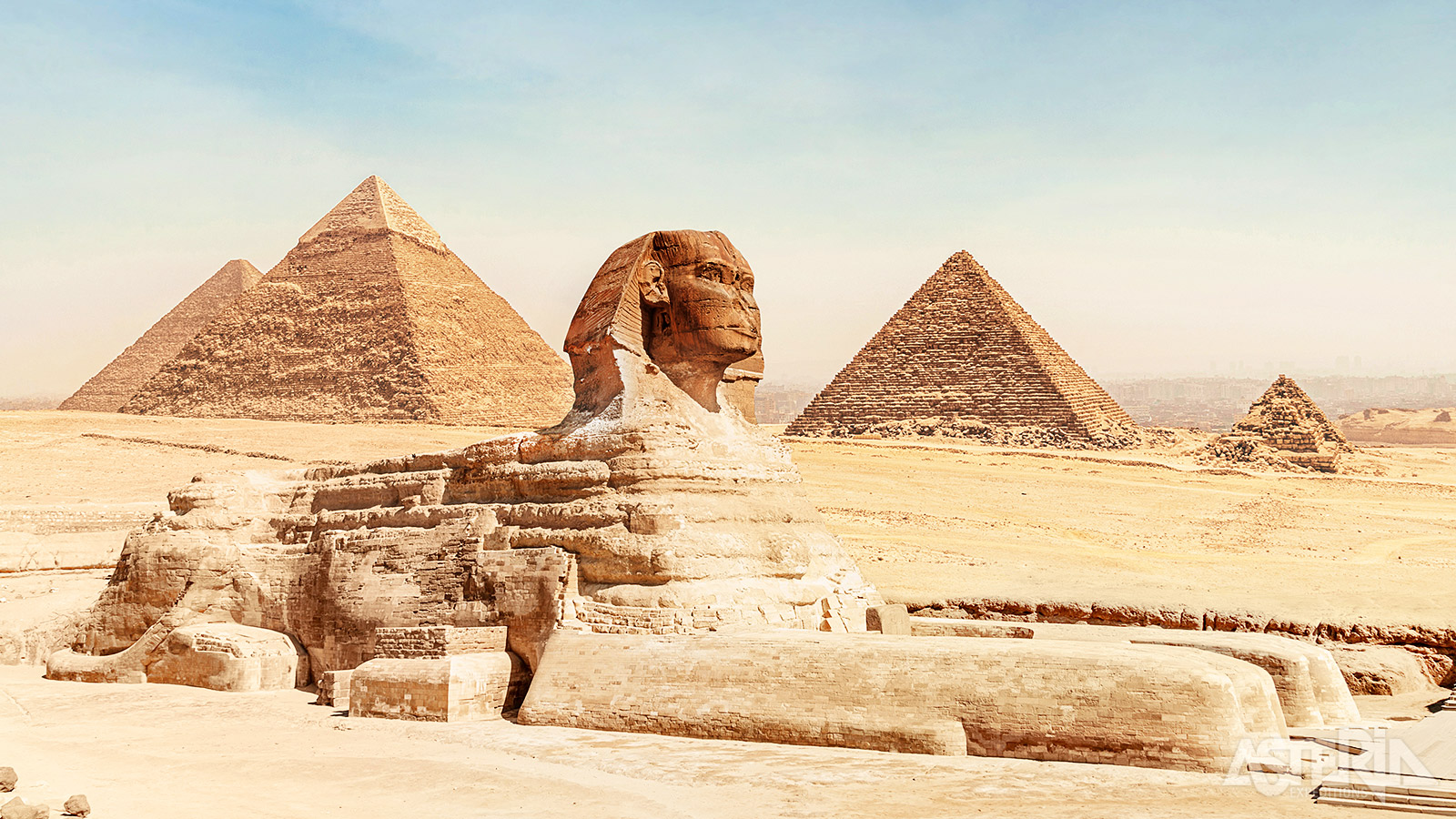 Het 60m lange sfinxbeeld ligt voor de piramide van Chefren