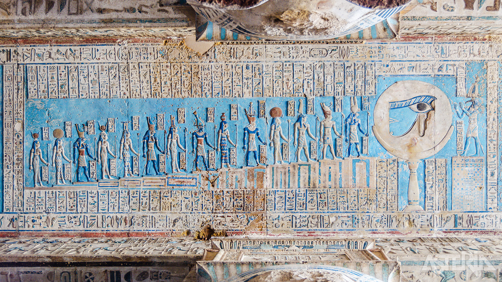 De tempel van Hathor in Dendara is zeer goed bewaard met de originele, blauwe tinten nog goed zichtbaar op muren en plafonds