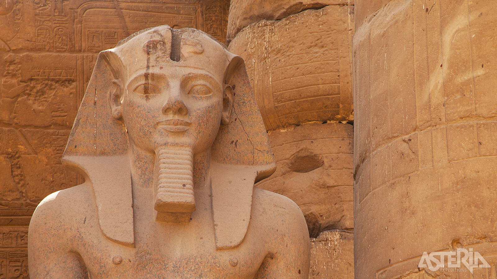 Bij de tempel van Luxor vind je verschillende indrukwekkende beelden, vooral van Ramses II