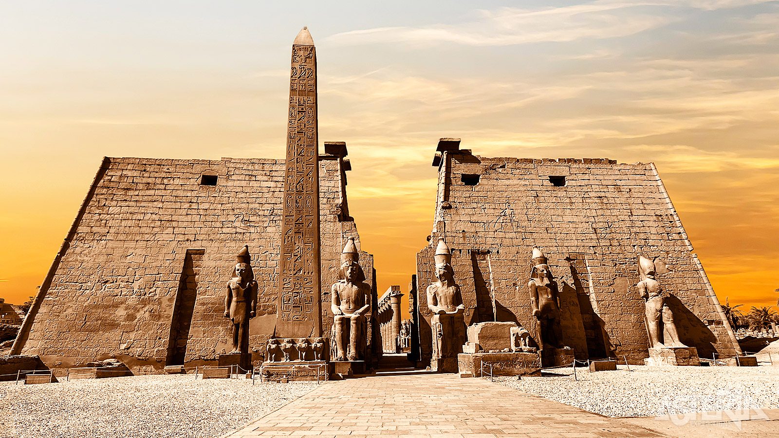 De monumentale toegang tot de Luxortempel wordt getypeerd door een enorme pyloon van Ramses II, ooit geflankeerd door 6 kolossale beelden en 2 obelisken